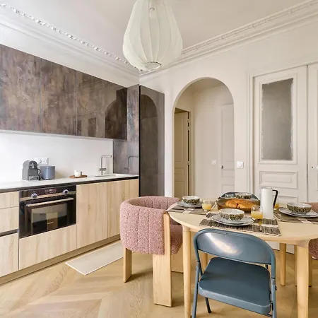 Aesthetic And Large T2 In The Edge Of Le Marais Paris
