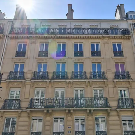 Aesthetic And Large T2 In The Edge Of Le Marais Apartment *